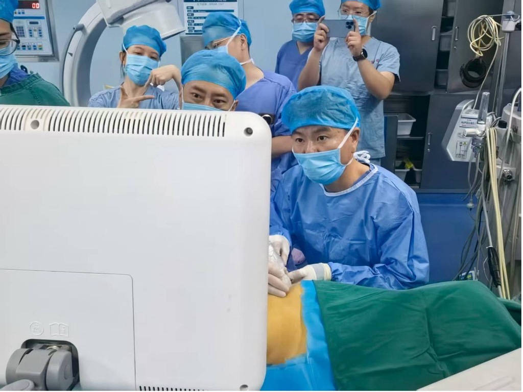 医生团队为患者进行手术。 重医附二院供图