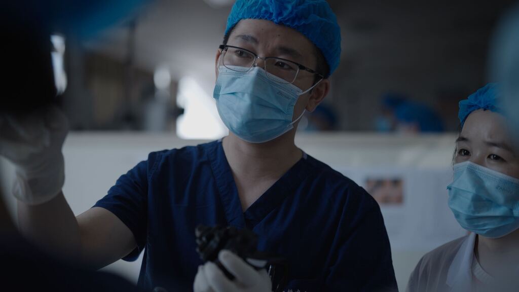 重庆医科大学附属第二医院消化内科副主任医师卢俊宇(左一)。 受访者供图