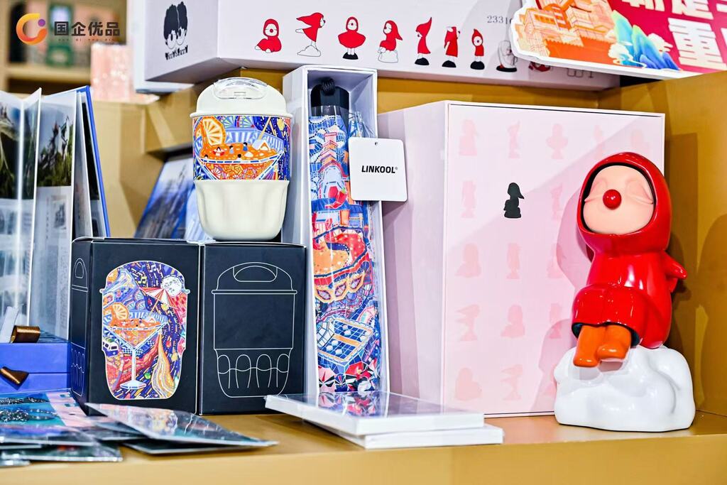 现场展示的部分特色文创产品。 市国资委供图