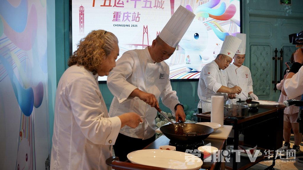 来自重庆、广州两地大厨同台献艺。第1眼TV-华龙网记者 刘钊 摄