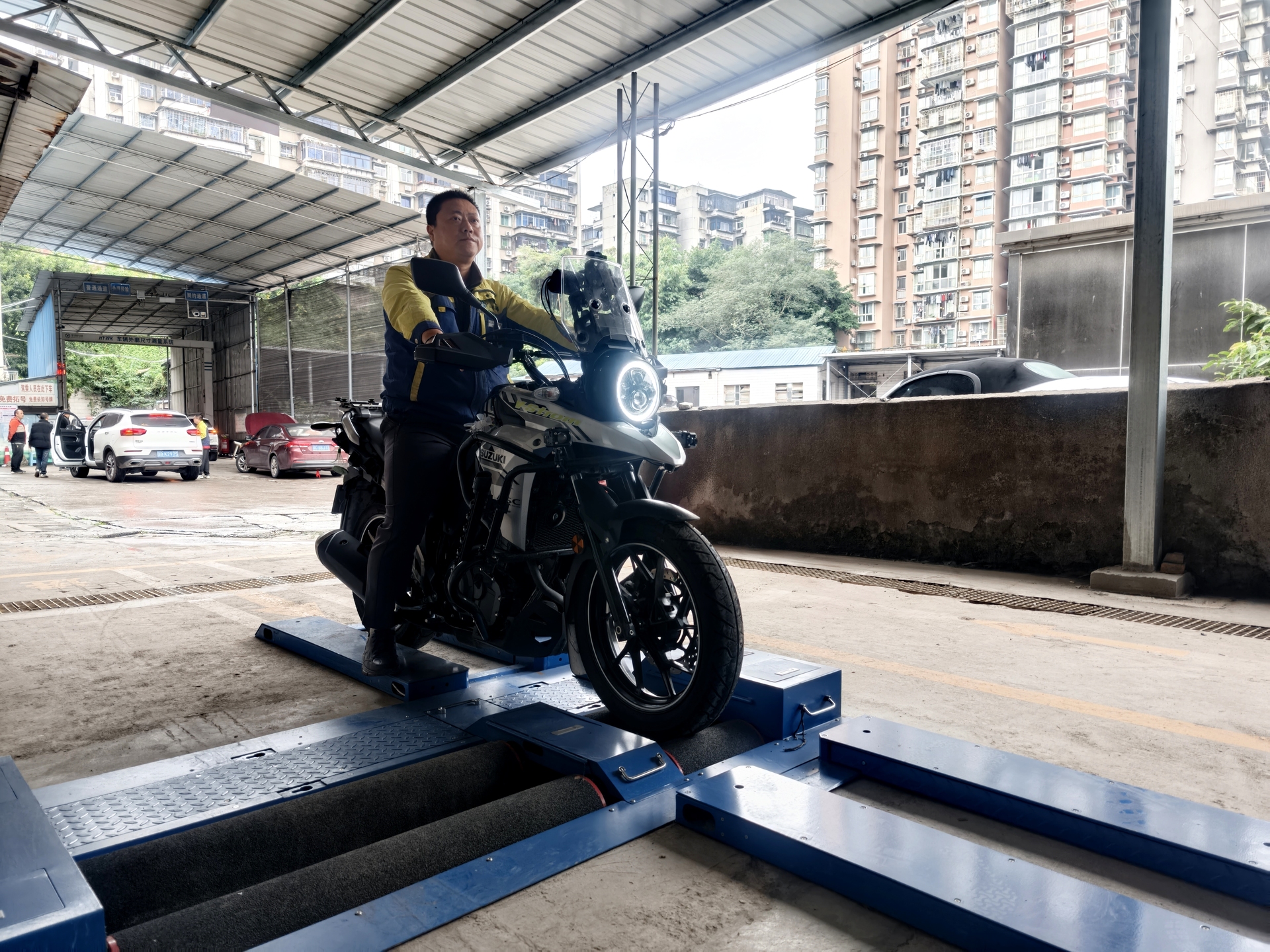 摩托车在进行检测。受访者供图