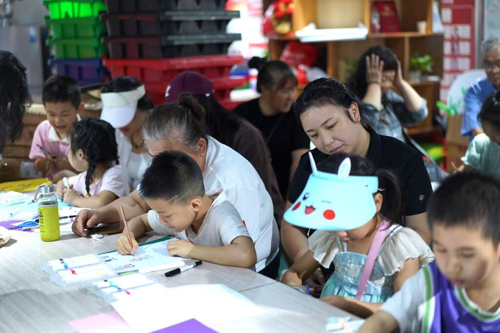 家长和孩子们共同绘画。受访者供图