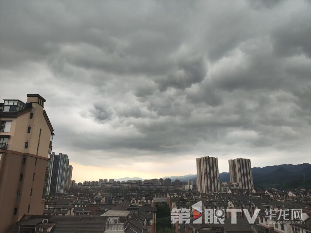 昨日重庆中心城区有阵雨。第1眼TV-华龙网 实习生 刘湘婷 摄