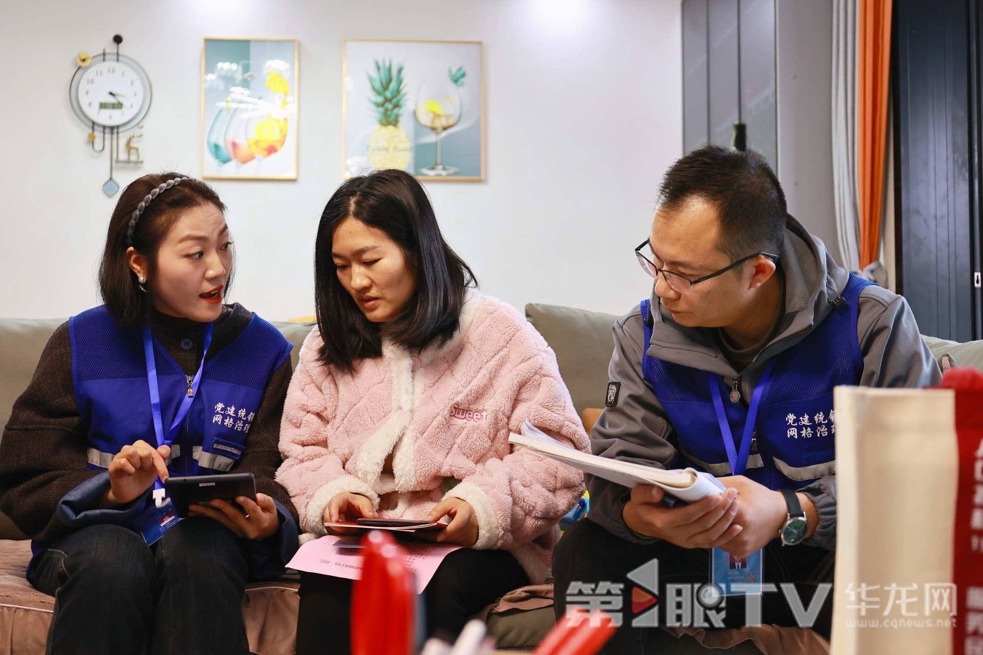 调查人员入户登记住户信息。第1眼TV-华龙网记者 罗盛杰 摄