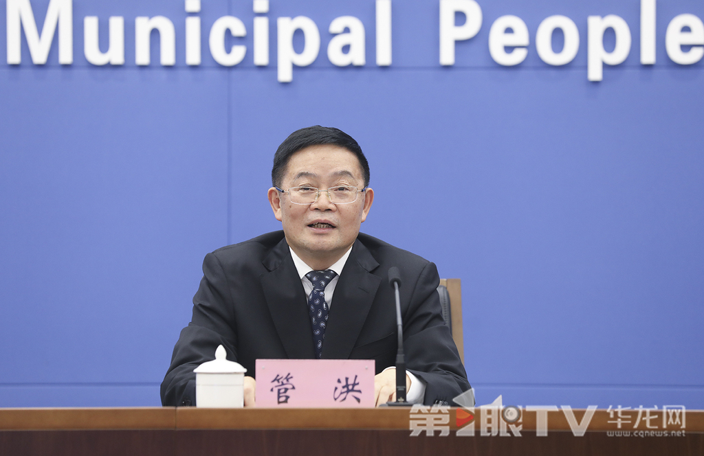 重庆市委宣传部常务副部长、市电影局局长管洪介绍相关情况及回答记者提问。第1眼TV-华龙网首席记者 李文科 摄