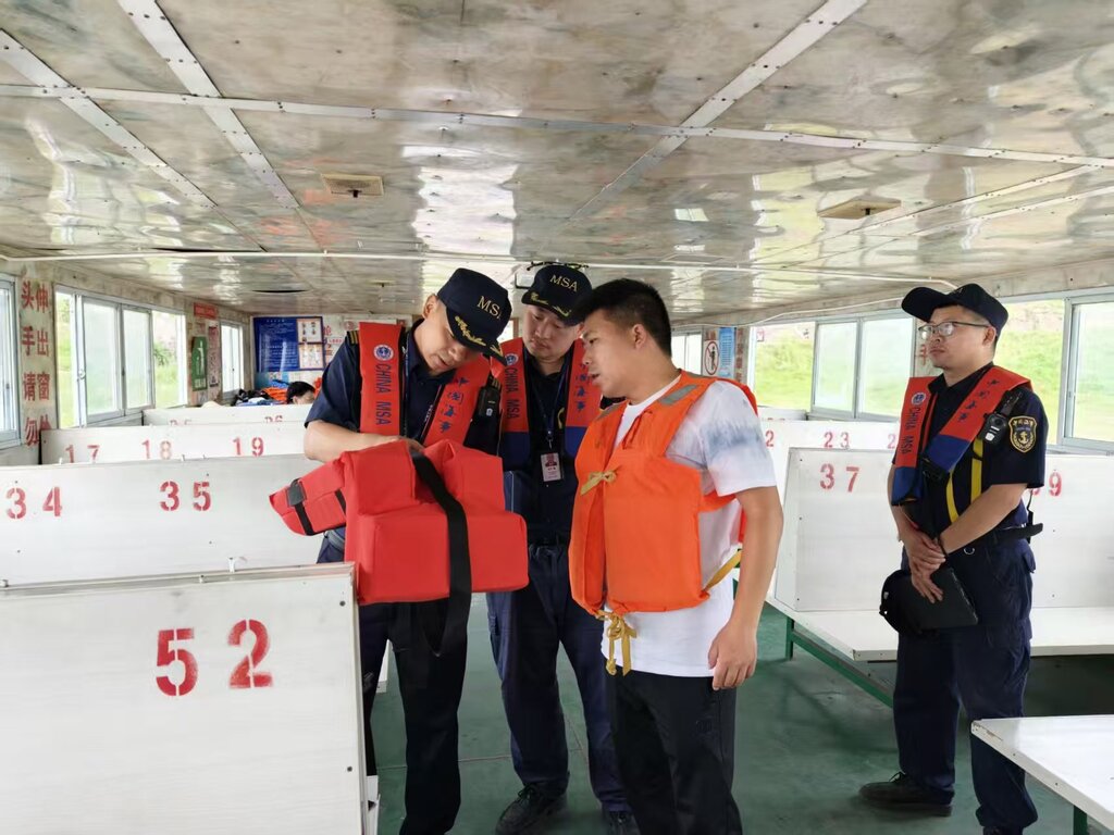 海事执法人员开展涉客船舶救生设备检查。受访者供图