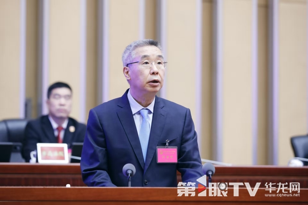 市司法局局长种及灵作市政府关于行政规范性文件备案审查工作情况的报告。第1眼TV-华龙网记者 石涛 摄