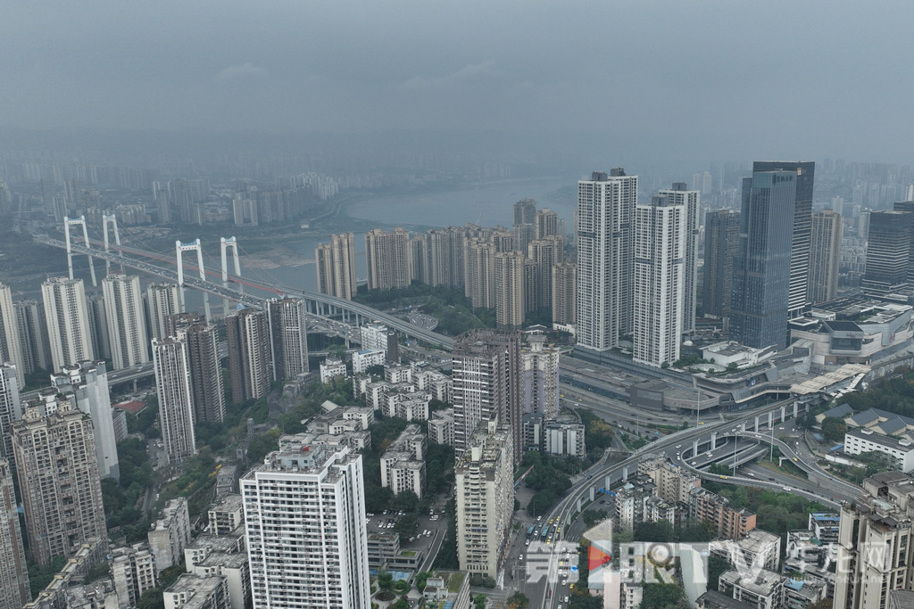 4月11日气温有所下降,重庆中心城区阴天为主。第1眼TV-华龙网记者 李一鸣 摄