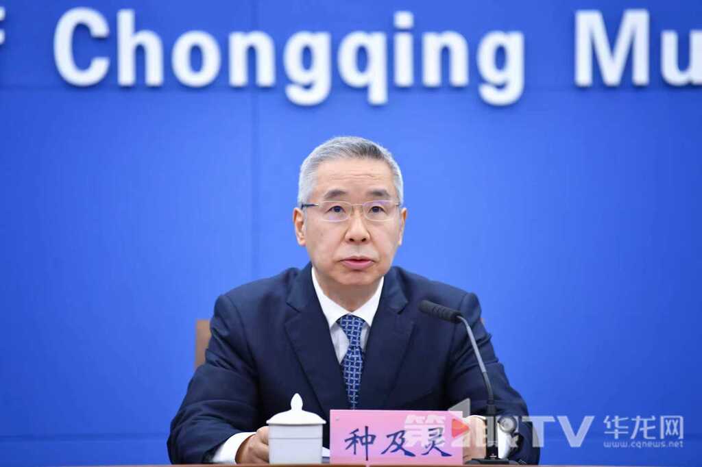 市司法局局长种及灵介绍相关情况。第1眼TV-华龙网记者 李一鸣 摄