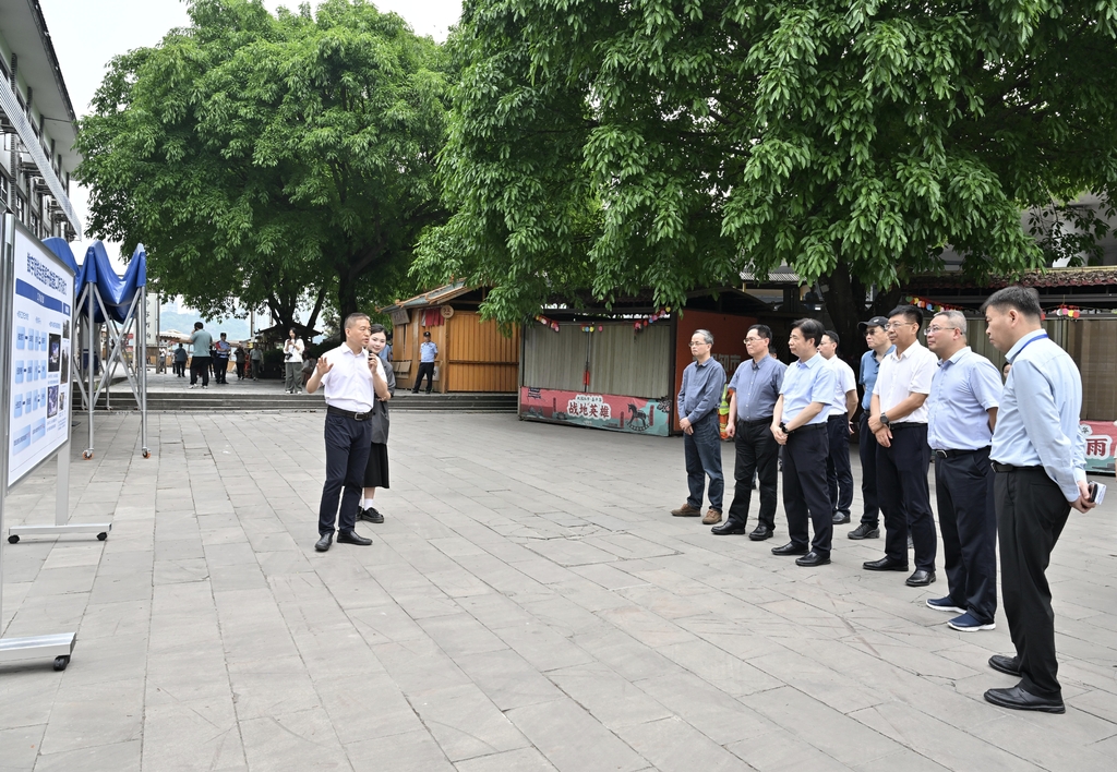 与会代表在磁器口调研知天・沙坪坝区防汛决策指挥系统应用成效。重庆市气象局供图