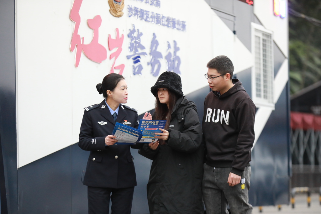 何巧在红岩警务站服务游客。