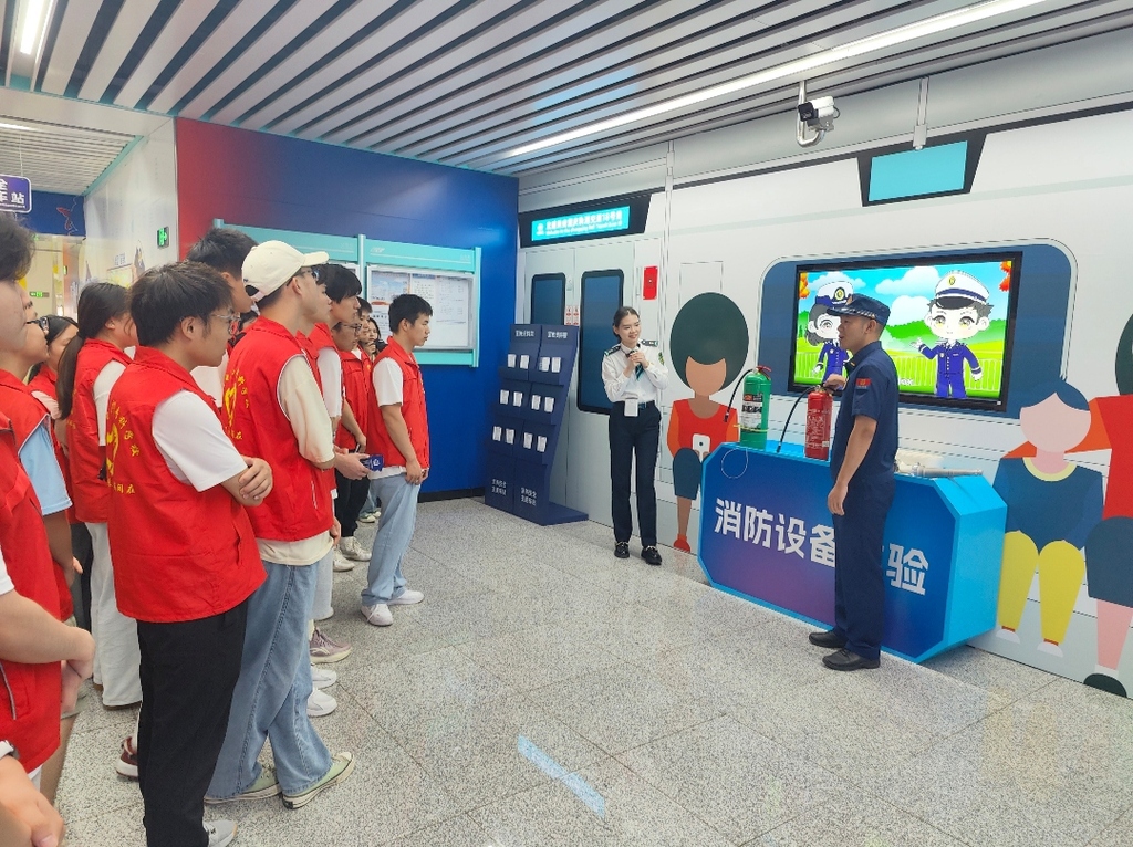 消防员讲解灭火器使用要领。受访者供图
