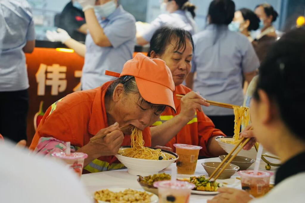 长桌宴里的城市温度。受访者供图