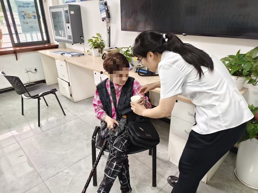 老人在调度室休息。受访者供图