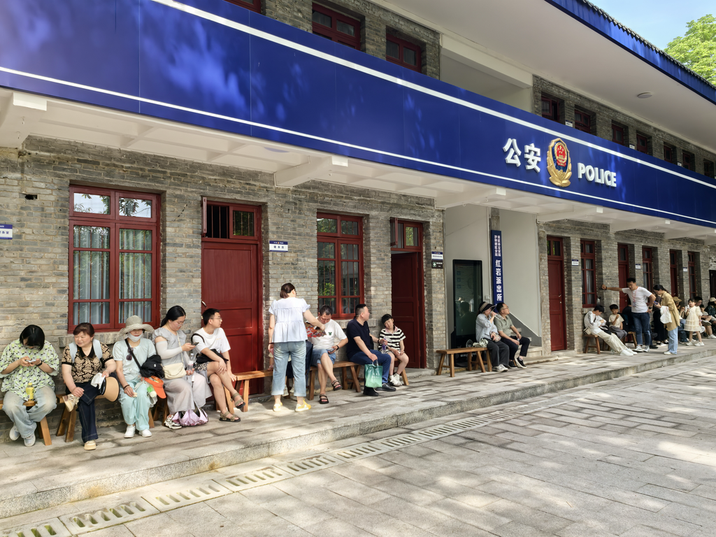 红岩派出所为辖区内游客免费提供板凳歇息。 受访者供图