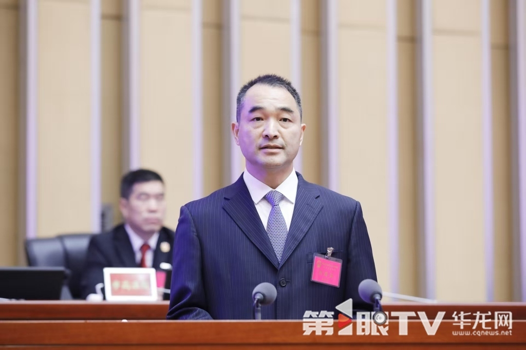 何大伟作市政府关于《重庆市知识产权保护和促进条例（草案）》的说明。第1眼TV-华龙网记者 石涛 摄