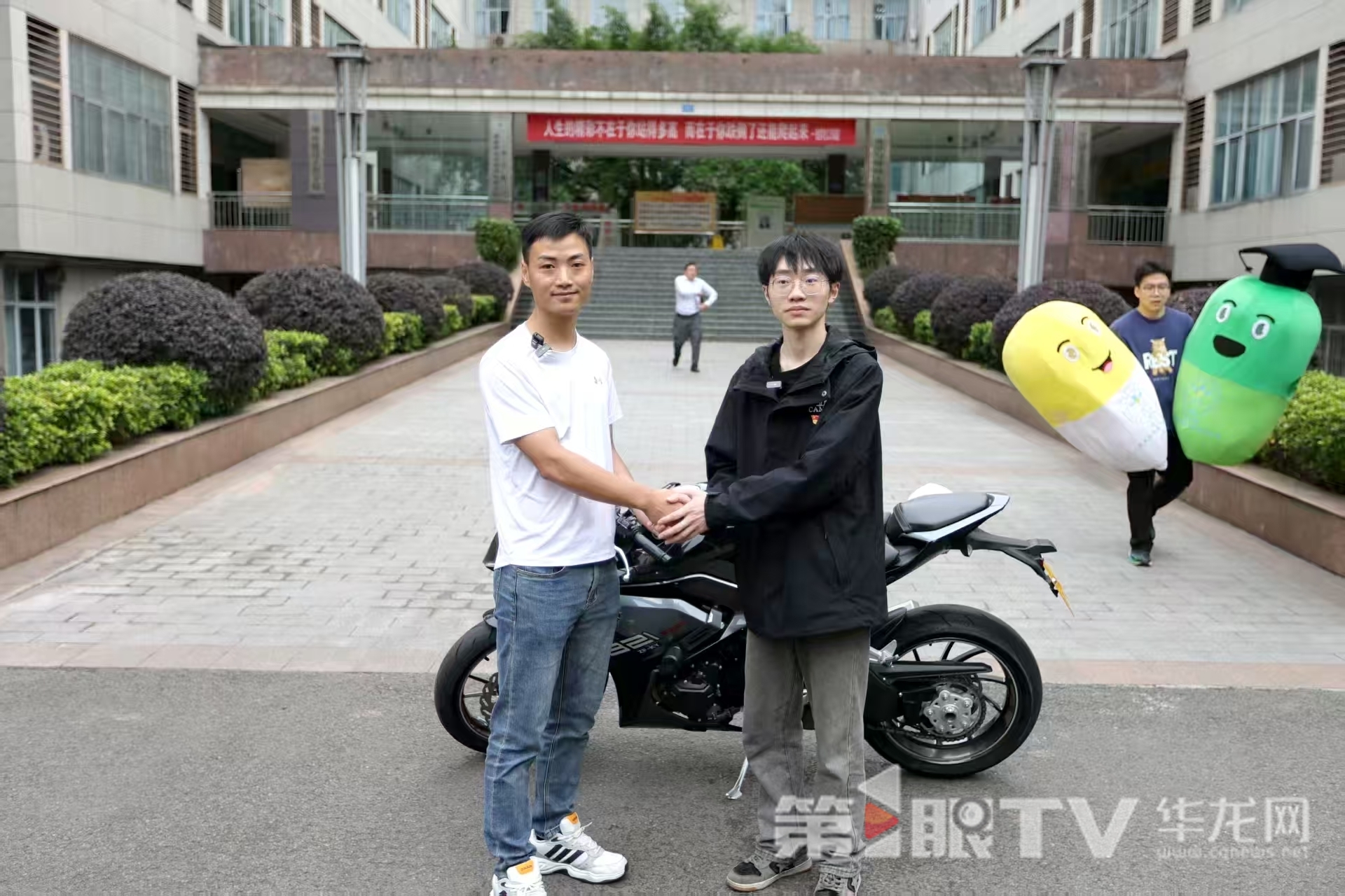 救护车司机梁贵忠送来感谢信。第1眼TV-华龙网记者 罗盛杰 摄
