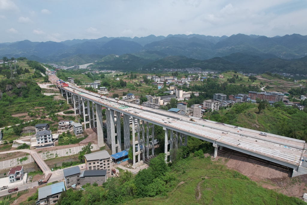 万开达高速岳溪河大桥实现贯通。受访者供图