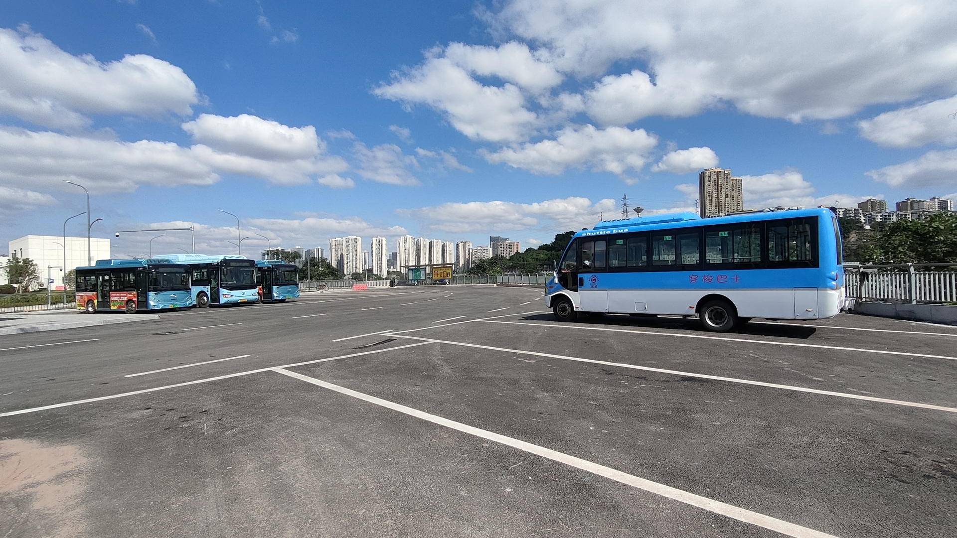位于九龙坡区人民医院旁的公交首末站正式投用。受访者供图