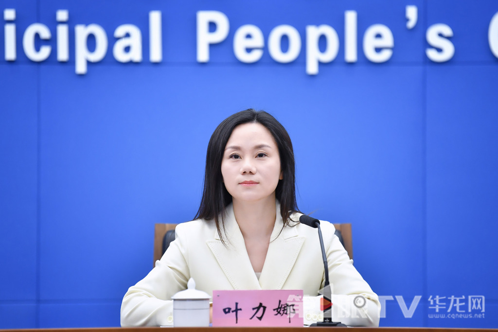 市商务委副主任叶力娜回答记者提问。第1眼TV-华龙网记者 李一鸣 摄