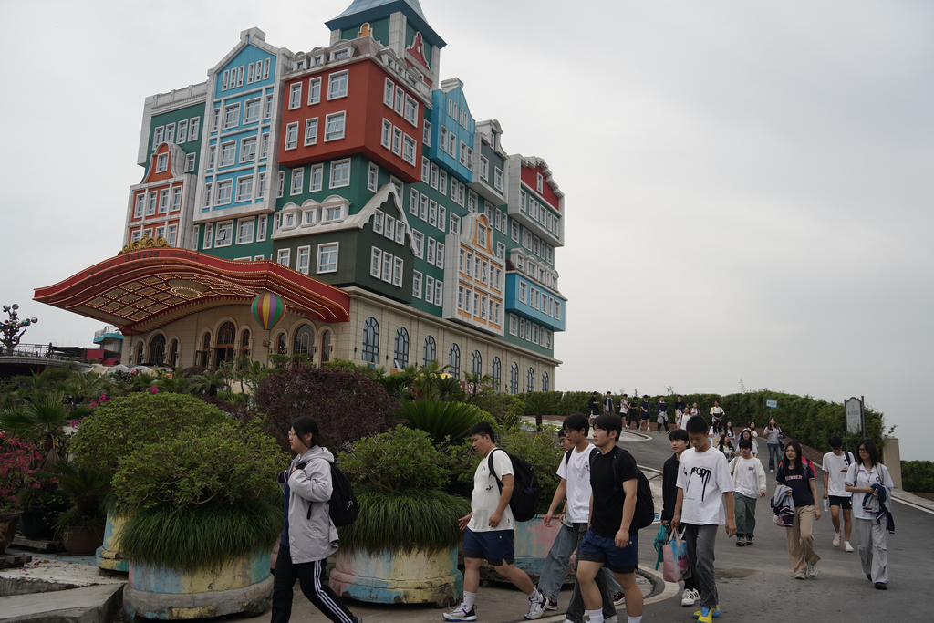 重庆市巴渝学校师生走进美心红酒小镇。景区供图