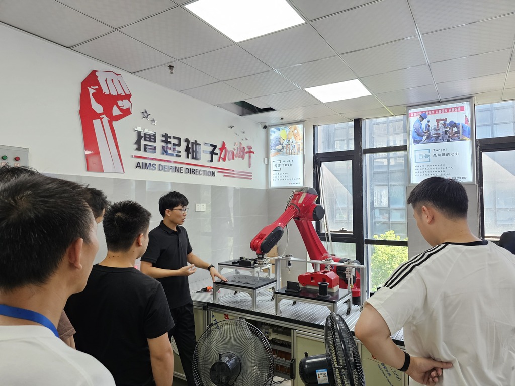 学生们正在学习职业技术。受访者供图