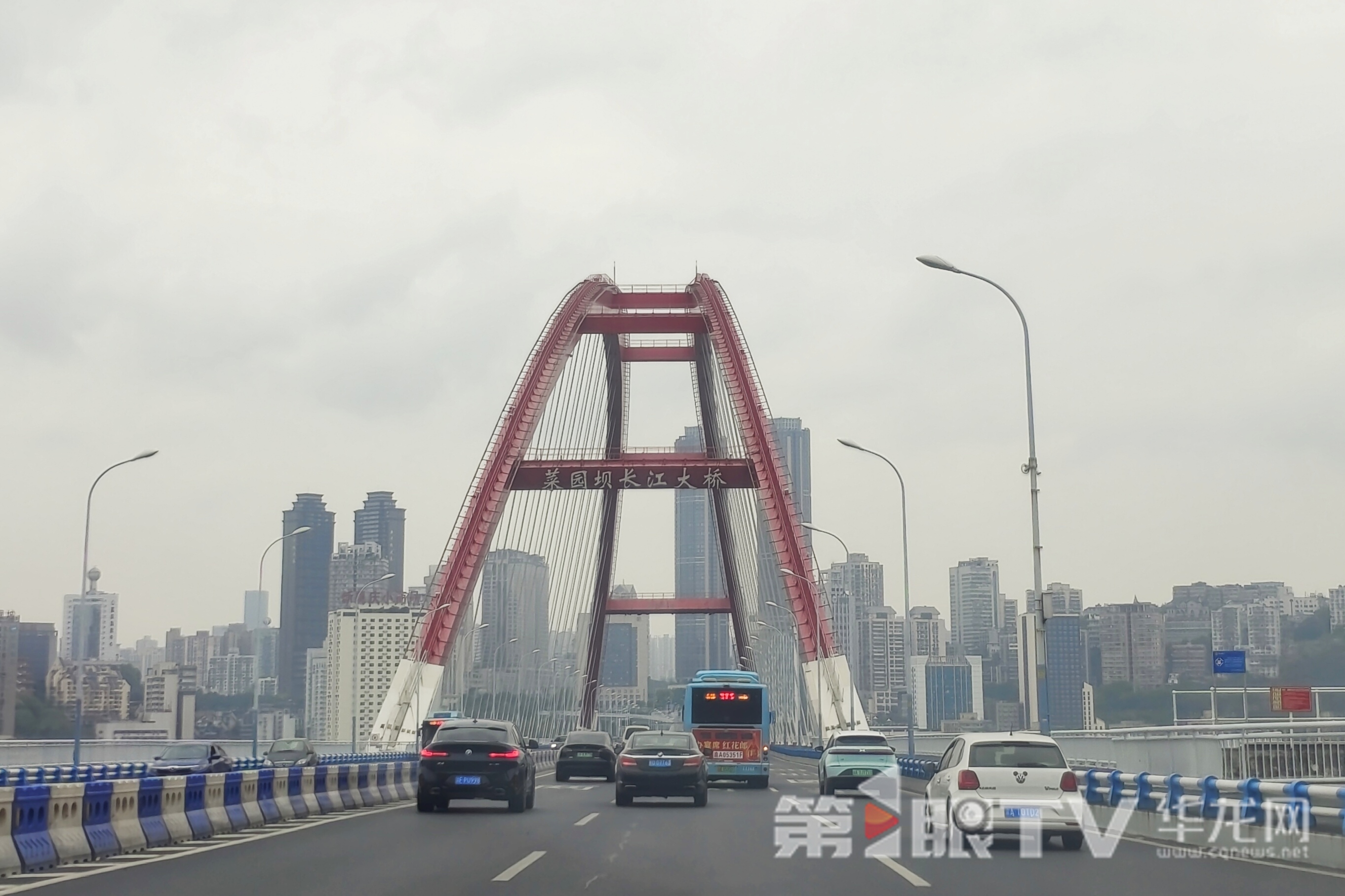 重庆中心城区今天是阴雨天气,体感温度凉爽。第1眼TV-华龙网记者 石涛 摄
