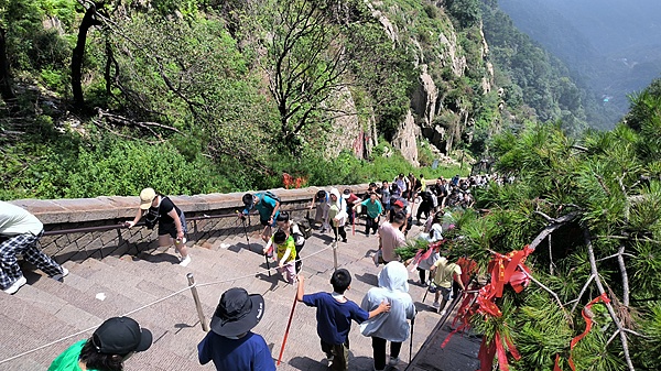 大量游客络绎不绝登泰山游玩。图片来源:视觉中国