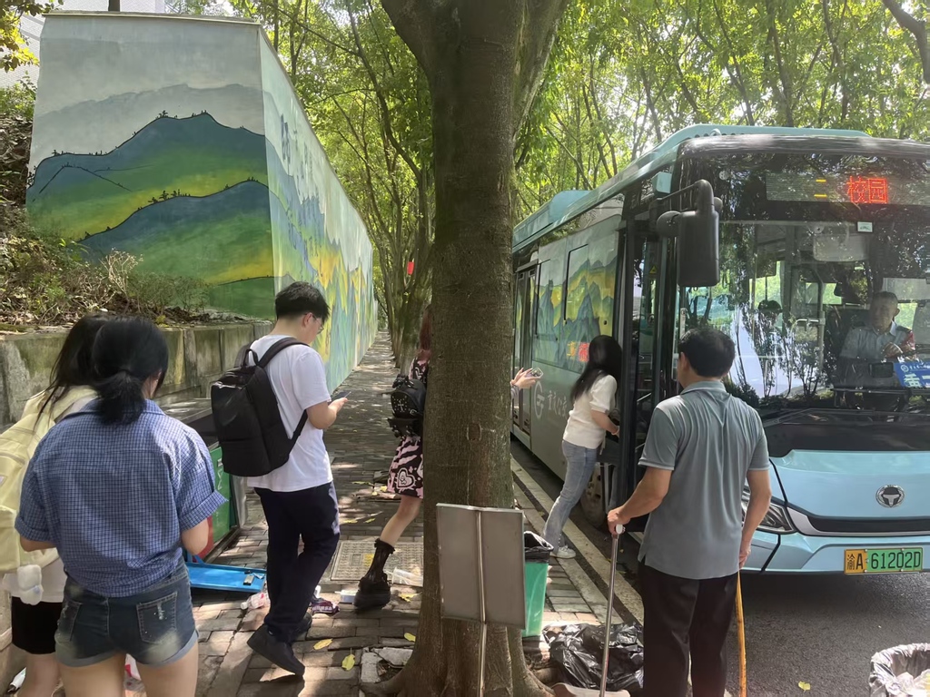 学生排队乘车。受访者供图