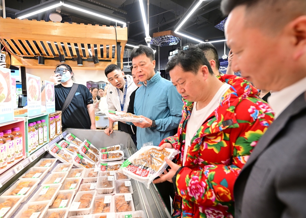 “卤鹅哥”林江在重庆盒马门店宣传荣昌卤鹅。受访者供图