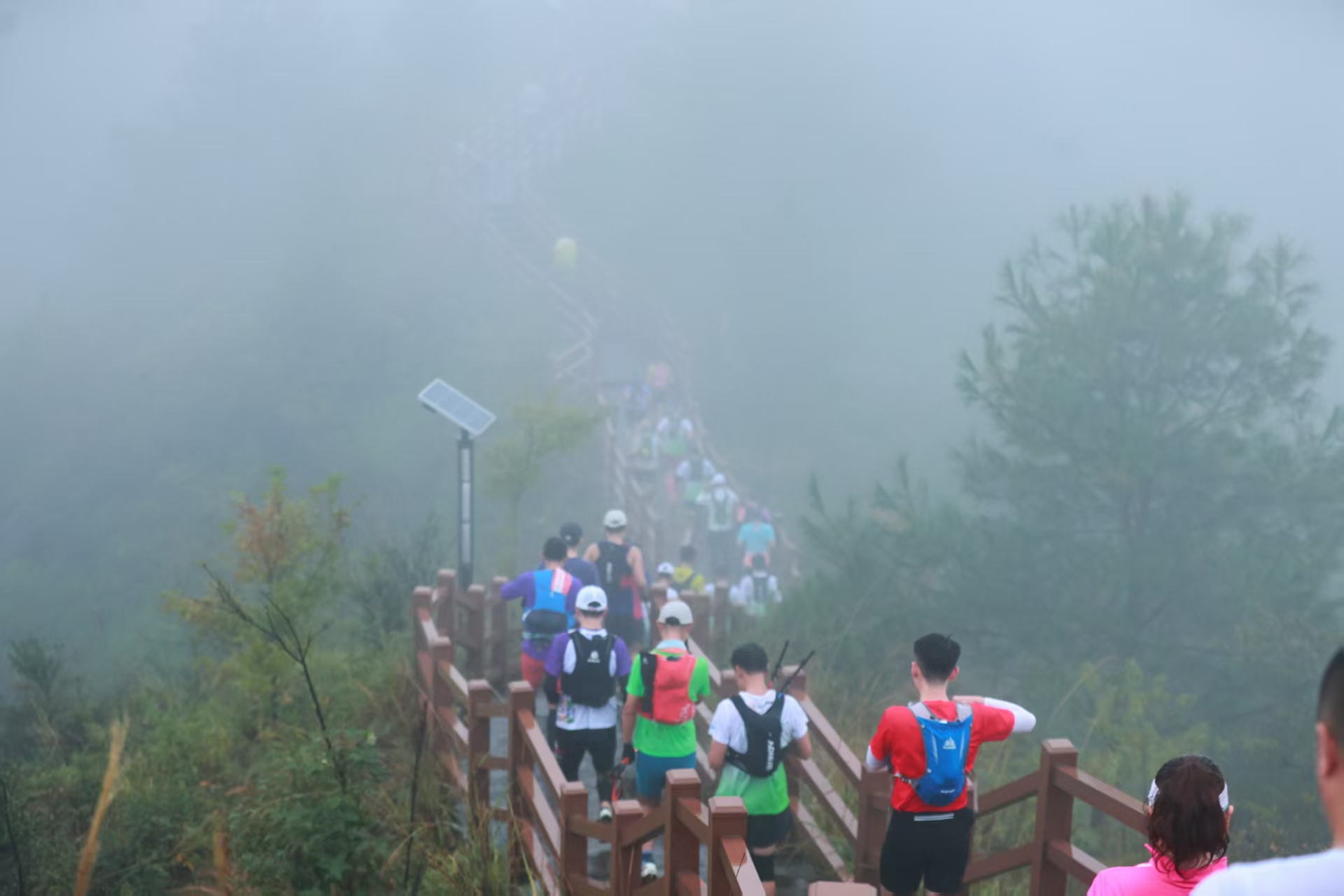 2025重庆垫江明月山越野赛开赛。受访者供图