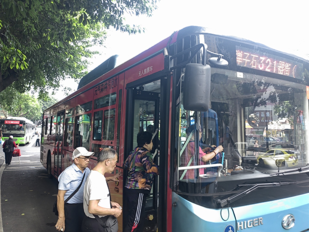 乘客乘坐公交321线出行。受访者供图