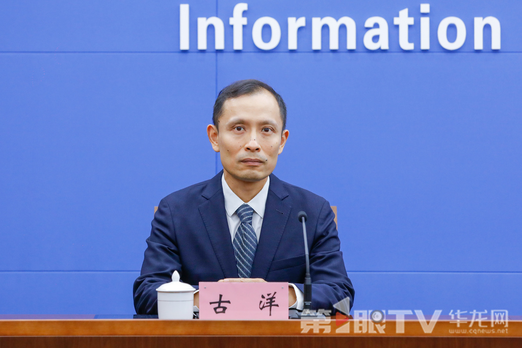 9月25日，“高质量完成‘十四五’规划 谱写中国式现代化重庆篇章”系列主题新闻发布会（第十一场）举行，本场介绍“十四五”时期重庆医疗保障发展成效。图为市医保局副局长古洋回答记者提问。第1眼TV-华龙网记者 石涛 摄