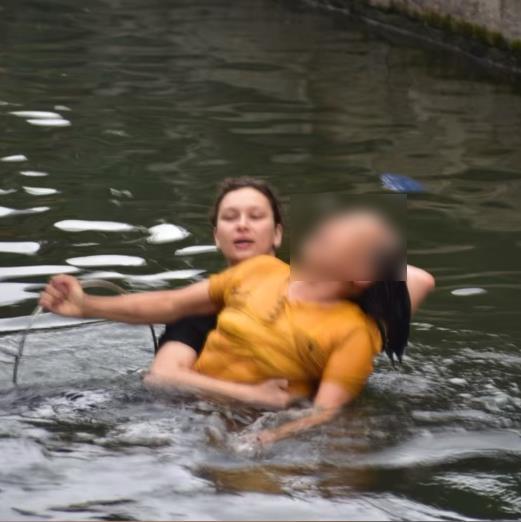俄罗斯女留学生勇救落水居民 当地有关部门提供.png