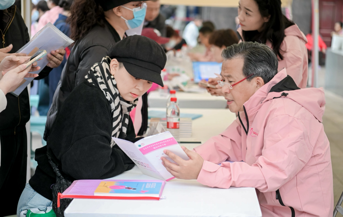 活动现场，医生为市民科普相关知识。 重庆大学附属肿瘤医院供图