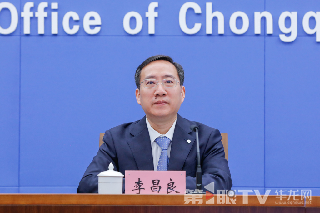 市城市管理局副局长、新闻发言人李昌良回答记者提问。第1眼TV-华龙网记者 石涛 摄