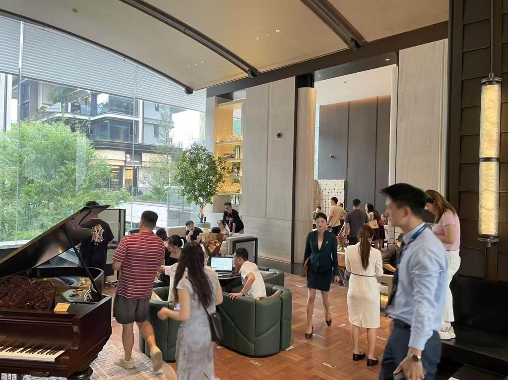 龙湖御湖境项目营销中心现场。受访者供图