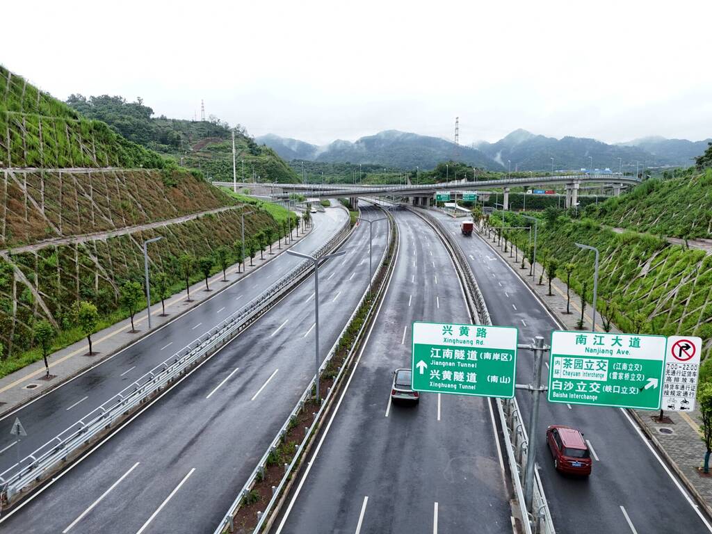 南岸区兴黄路今日正式通车。通讯员 郭旭 摄