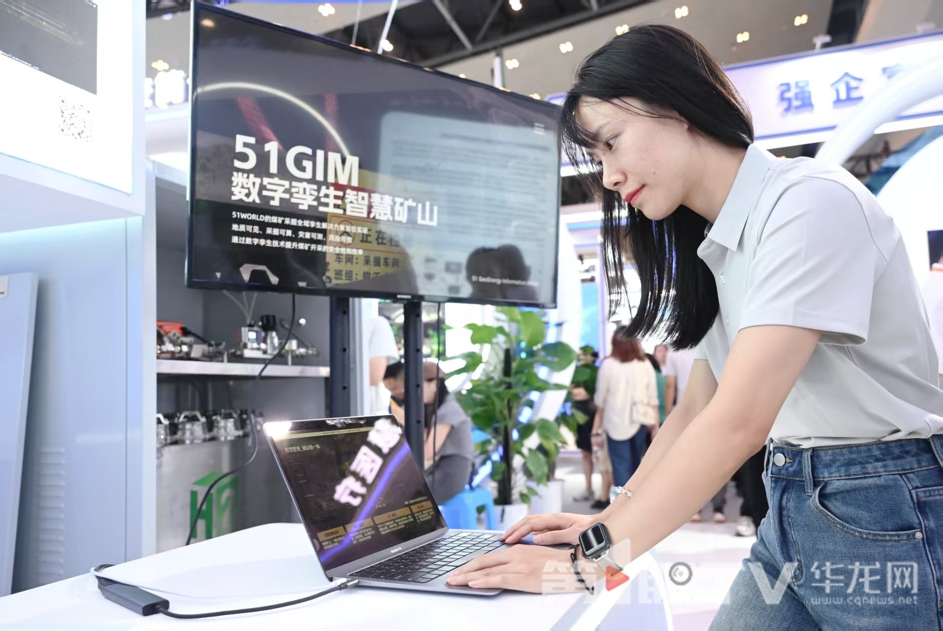 现场展示的数字孪生智慧矿山系统。 第1眼TV-华龙网记者 刘润 摄