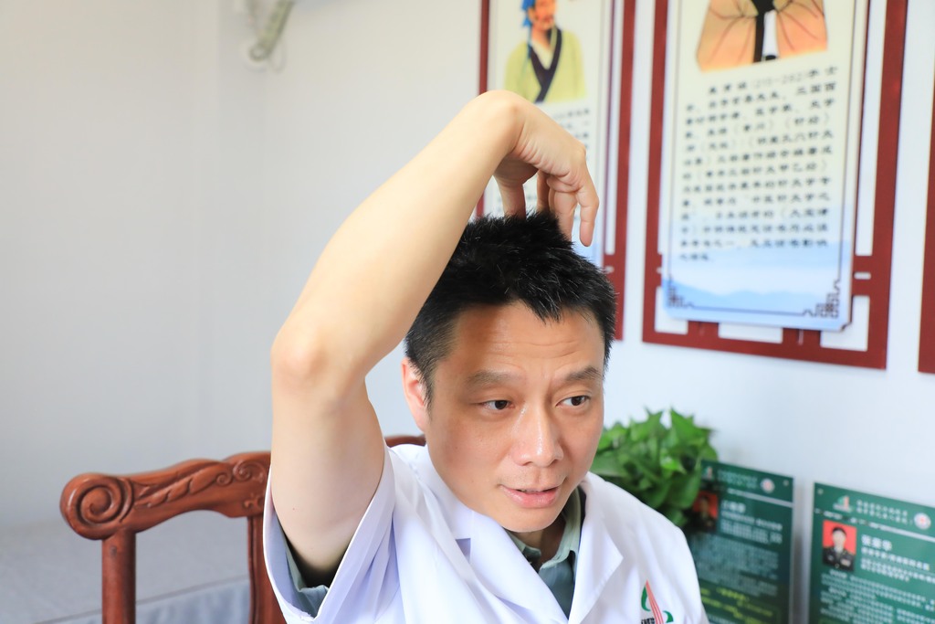 西南医院江北院区中医康复科主任江晓霁示范按揉百会穴。 西南医院江北院区供图