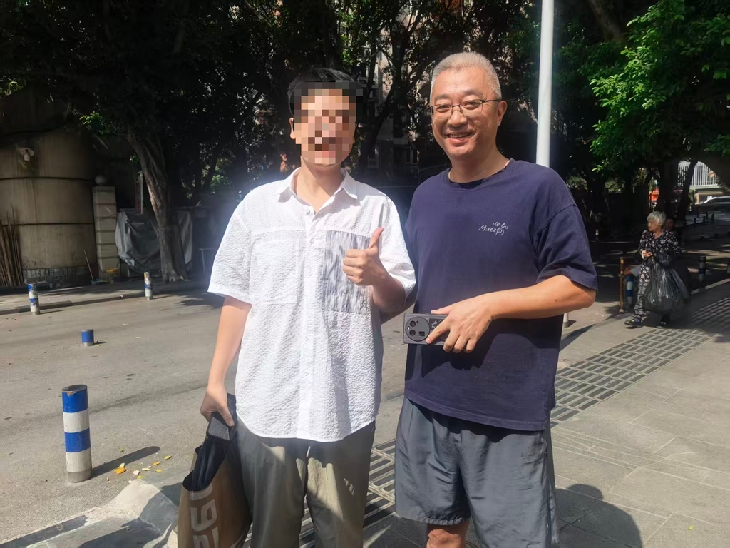 李先生给驾驶员熊亚杰(右)点赞。受访者供图