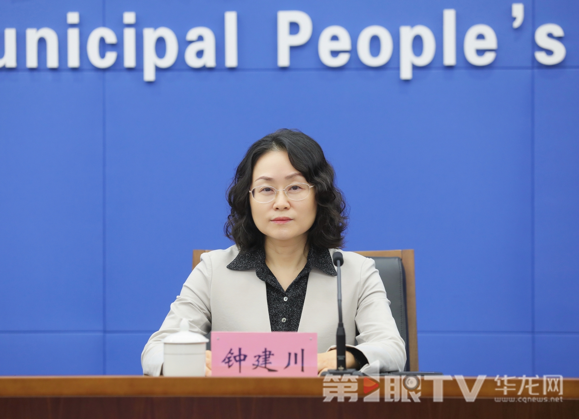 11月7日，重庆国际人才交流大会首场新闻发布会举行。图为市委组织部部务委员钟建川回答记者提问。第1眼TV-华龙网首席记者 李文科 摄