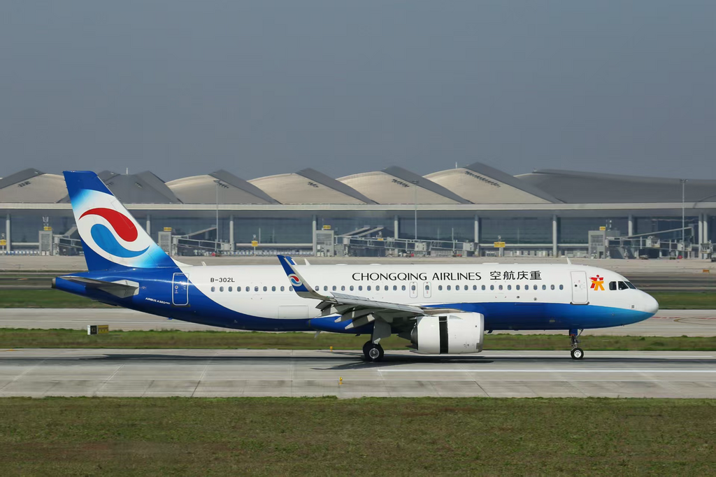 重庆航空航班在江北国际机场起飞。重庆航空供图