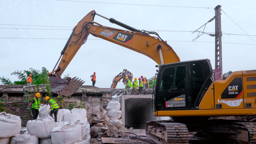 中国铁路成都局集团有限公司重庆工务段下穿立交通道建设施工现场。受访单位供图