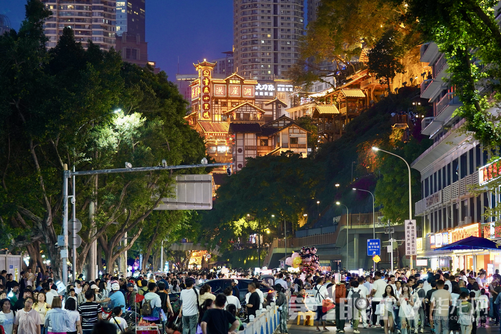 夜晚的洪崖洞游人如织。第1眼TV-华龙网记者 刘钊摄