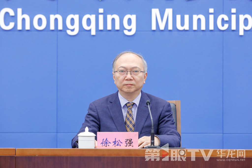 市民政局副局长徐松强介绍有关情况。第1眼TV-华龙网记者 石涛 摄