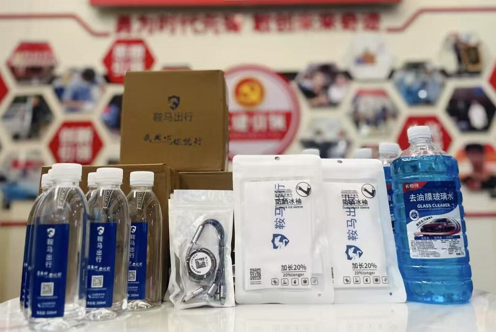 炎炎夏日,平天为司机提供免费矿泉水、凉茶、冰袖等防暑物资。受访者供图