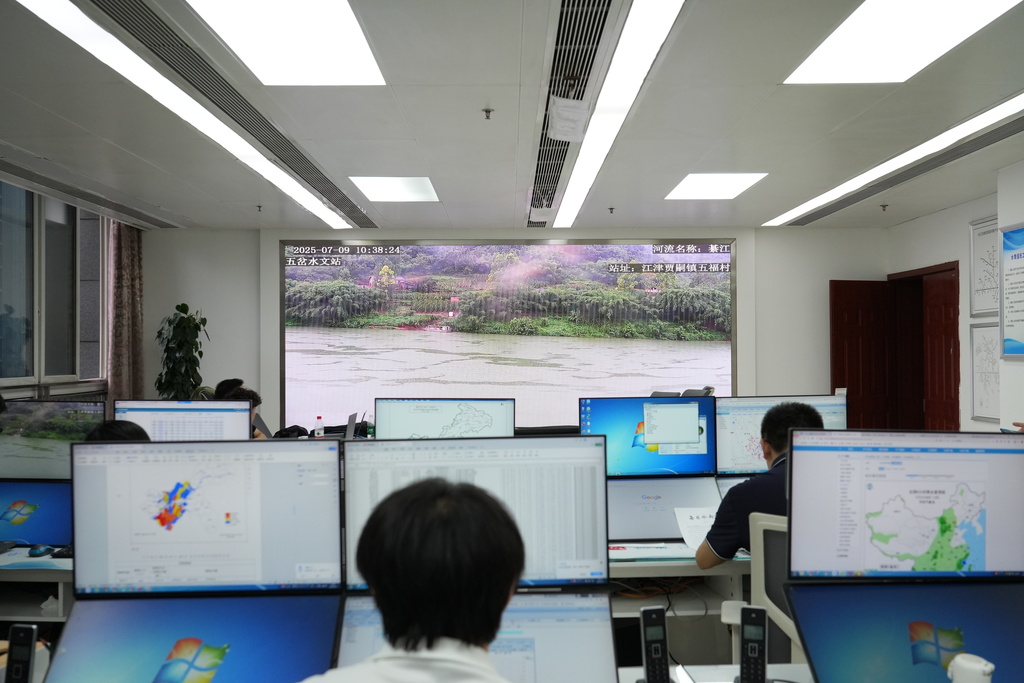 7月9日，市水文总站水情科工作人员正实时监控綦江流域水情。市水利局供图