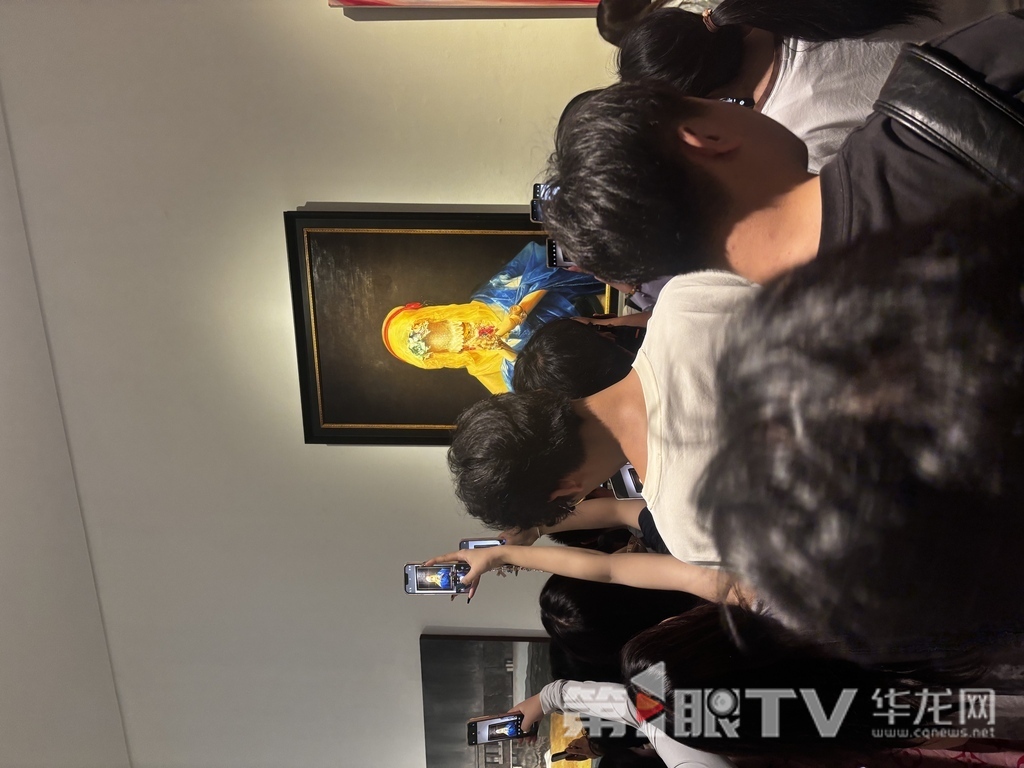 作品《祷》前，人潮涌动。第1眼TV-华龙网 首席记者 林楠 摄