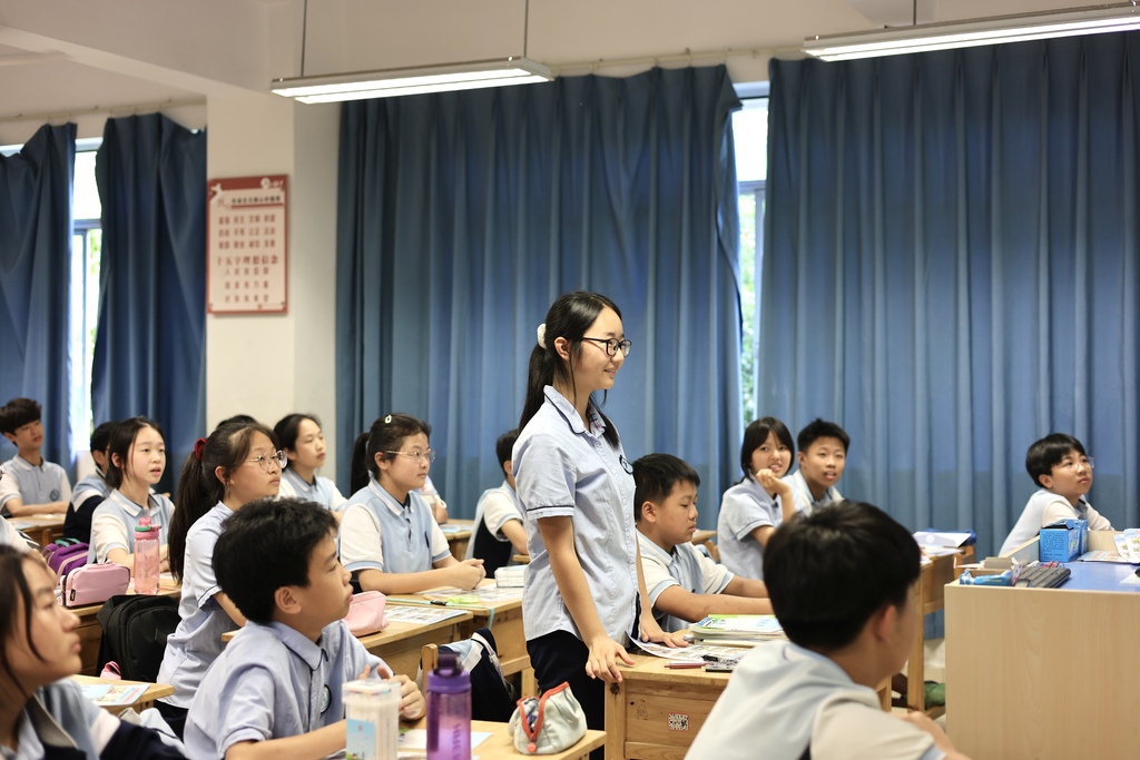 同学积极回答问题。通讯员 李永川 摄
